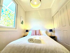 Iron/ironing board, WiFi, bed sheets