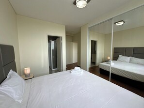 2 bedrooms, iron/ironing board, bed sheets - Cozy 2-Bedroom Apt 6 minutes to Paramatta Train (Parramatta)