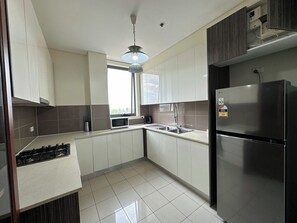 Fridge, microwave, oven, stovetop - Cozy 2-Bedroom Apt 6 minutes to Paramatta Train (Parramatta)