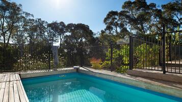 حمّام سباحة مُدفَّأ