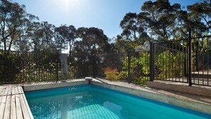 حمّام سباحة مُدفَّأ