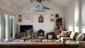 Een smart-tv en een open haard