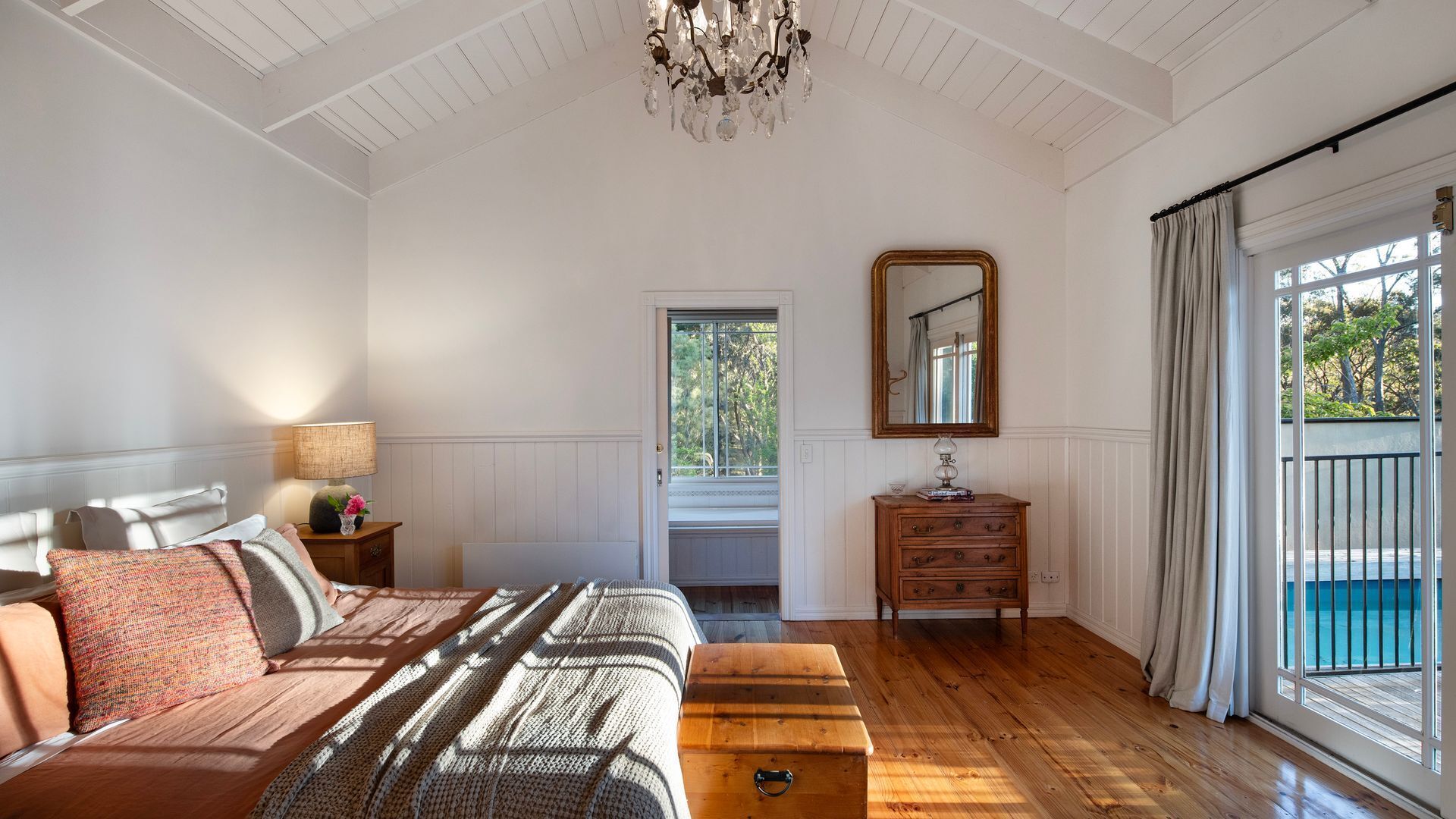 5 bedrooms, desk, iron/ironing board, WiFi