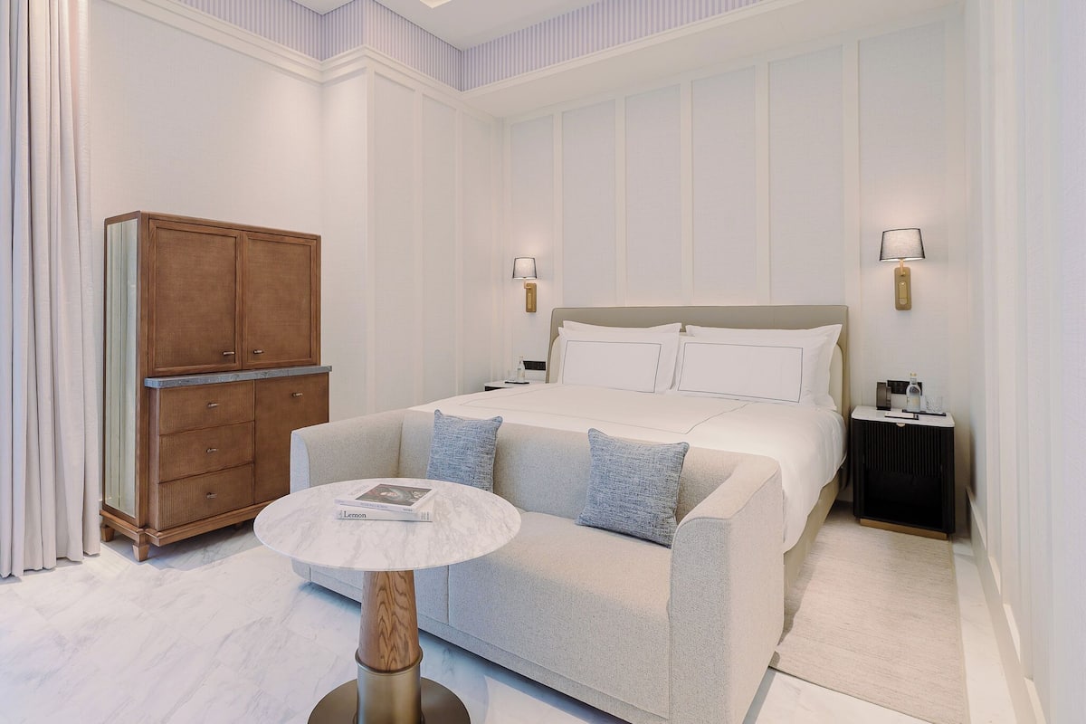 Park View Suite, 1 Bedroom | Minibaari, tallelokero huoneessa, työpöytä