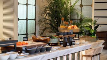 Daily cooked-to-order breakfast (SGD 30 per person)