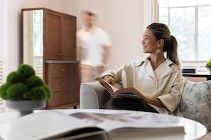 套房, 1 間臥室, 泳池景觀 | 客房內保險箱、書桌、筆電工作空間、遮光布/窗簾