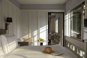 Minibar, in-room safe, desk, laptop workspace