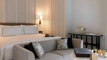 Fort Canning Suite, 1 Bedroom, Park View | Minibar, una cassaforte in camera, una scrivania, postazione laptop