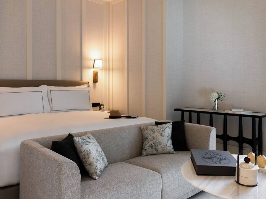 Fort Canning Suite, 1 Bedroom, Park View | Minibar, safe på rommet, skrivebord og skrivebord for bærbar PC