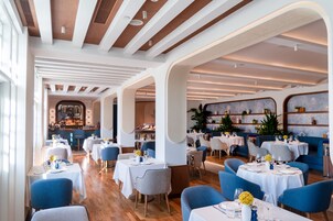 4 restaurantes; se sirven desayunos, almuerzos, cenas y brunches