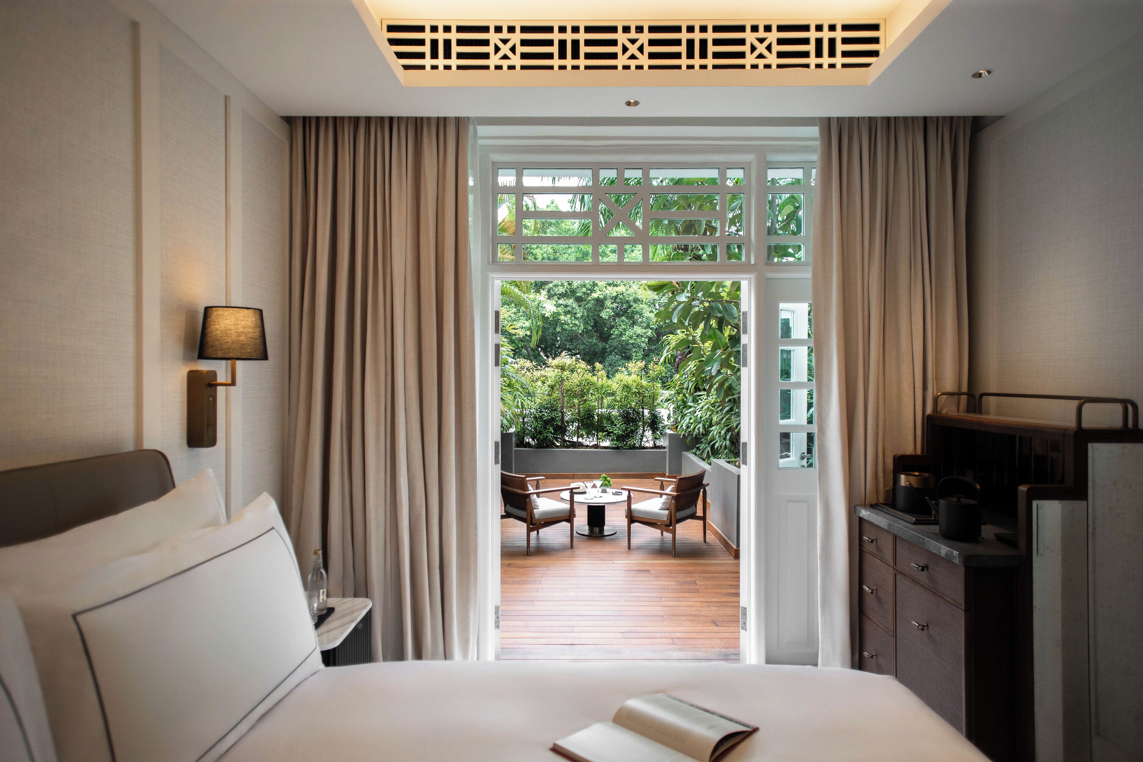 Minibar, caja de seguridad en la habitación y escritorio 