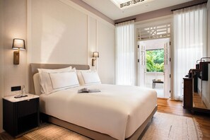 Minibar, in-room safe, desk, laptop workspace - METT Singapore (Singapore)