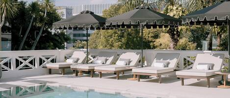 Una piscina techada, una piscina al aire libre