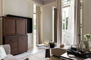 METT Suite, Balcony, Park View | In-room safe, desk, laptop workspace, blackout curtains