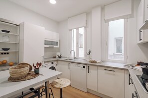 Jääkaappi, mikroaaltouuni, uuni, liesi