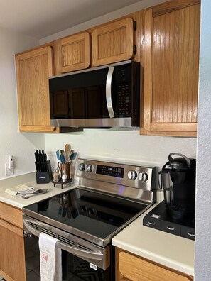 Lejlighed - 2 soveværelser | Privat køkken | Køleskab, ovn, kaffe-/temaskine, brødrister