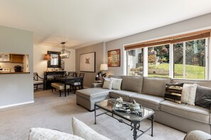 Condo, 2 Bedrooms | Living area