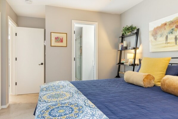 Condo, 2 habitaciones | 2 habitaciones, escritorio y espacio para trabajar con laptop 