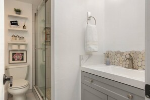 Condo, 2 Bedrooms | Bathroom | Towels, shampoo