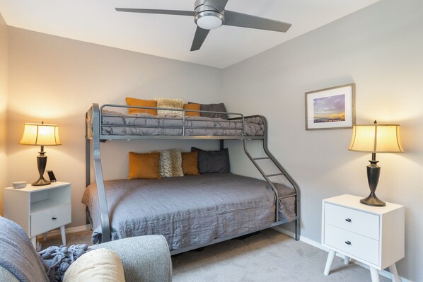 2 habitaciones, escritorio y espacio para trabajar con laptop 