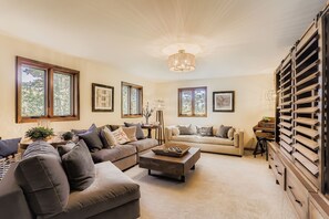 House, 3 Bedrooms | Living area | Smart TV - Rollinsvilla 3 Bedroom Home (Black Hawk)