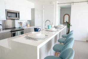 Geladeira, micro-ondas, fogão, cooktop