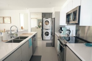 Een koelkast, een microgolfoven, een oven, een kookplaat