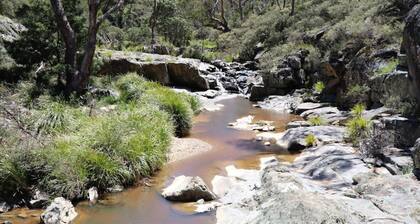 1BR bungalow farmstay. Located 40mins north of Canberra