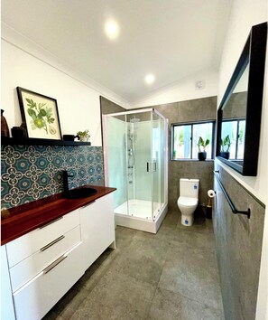 Sèche-cheveux, serviettes fournies, savon, shampoing