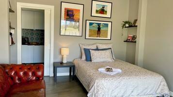 1 bedroom, bed sheets