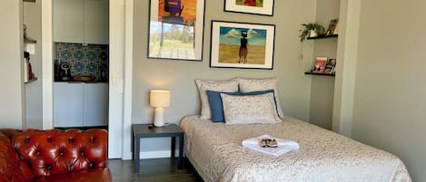 1 bedroom, bed sheets