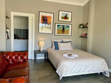 1 bedroom, bed sheets. 1BR bungalow farmstay. Located 40mins north of Canberra