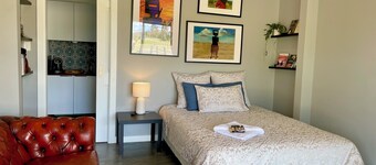 1BR bungalow farmstay. Located 40mins north of Canberra