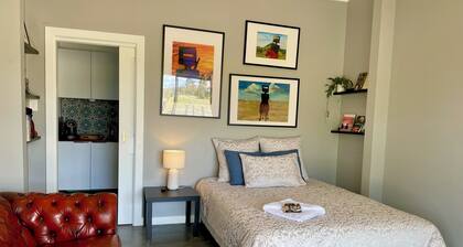 1BR bungalow farmstay. Located 40mins north of Canberra