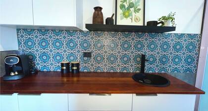 1BR bungalow farmstay. Located 40mins north of Canberra