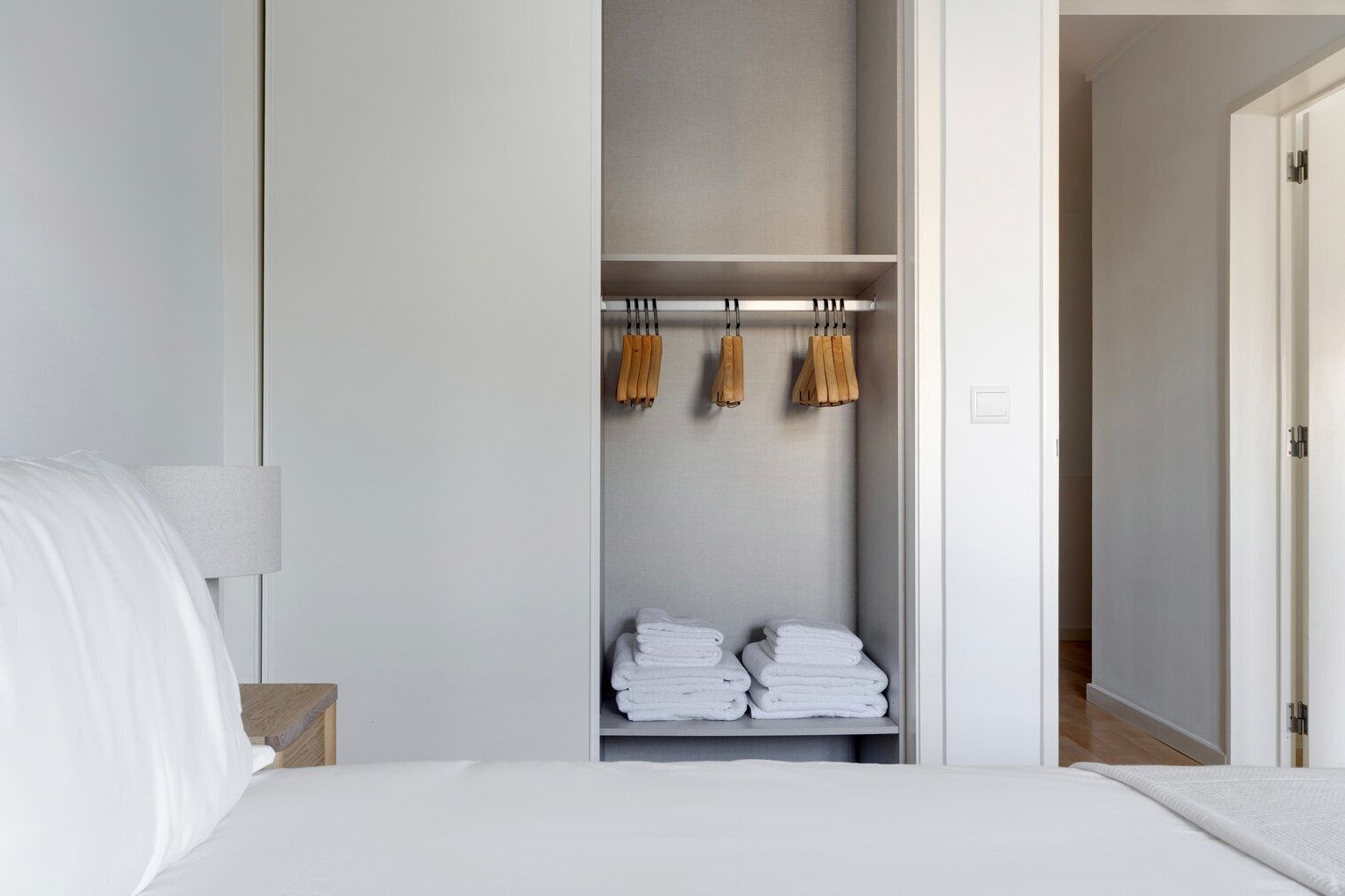 3 habitaciones, tabla de planchar con plancha, wifi y ropa de cama 