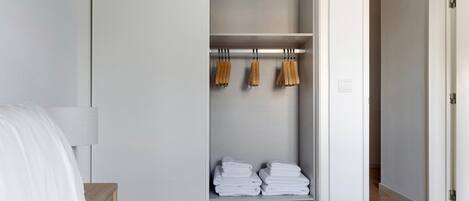 3 habitaciones, tabla de planchar con plancha, wifi y ropa de cama