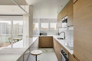 ثلاجة، ميكروويف، فرن، موقد طهي مسطح