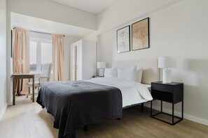 2 عدّة غرف نوم ومكواة/لوح كي وواي فاي وملاءات أسرّة