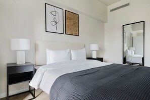 2 عدّة غرف نوم ومكواة/لوح كي وواي فاي وملاءات أسرّة