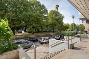 المنطقة المحيطة بالمنشأة