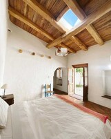 Quarto casal superior, vista para o pátio | Wi-Fi de cortesia