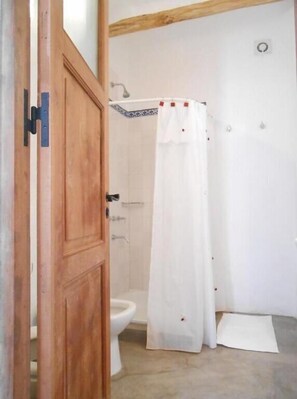 Douche, sèche-cheveux, serviettes fournies