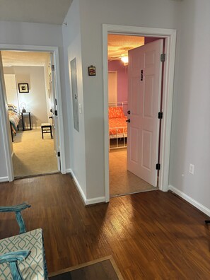 4 soverom, strykejern/-brett, wi-fi (inkludert) og sengetøy