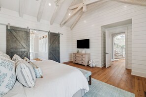 5 soverom, skrivebord, wi-fi (inkludert) og sengetøy