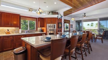 Kjøleskap, mikrobølgeovn, ovn og kokeplater