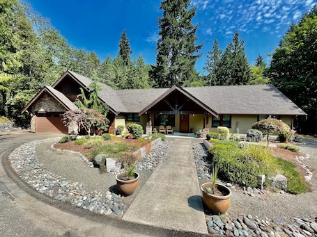 Exterior. Gated Estate Property Spacious 5-Bedroom Pet-friendly House