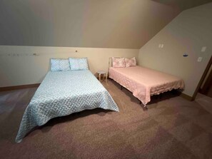 5 bedrooms, iron/ironing board, WiFi, bed sheets