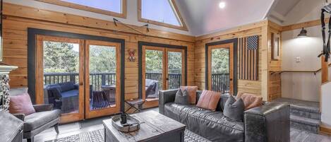 Smart-tv, een open haard en tafelvoetbal