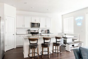 Mikrobølgeovn, ovn, kokeplater og oppvaskmaskin